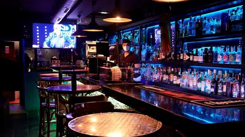 Un camarero en un local de ocio nocturno.- Archivo