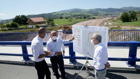 El consejero de Industria, Javier L&oacute;pez Marcano; el alcalde de Torrelavega, Javier L&oacute;pez Estrada, y el director de SICAN, Antonio Bocanegra, visita los terrenos del futuro pol&iacute;gono industrial de La Hilera.