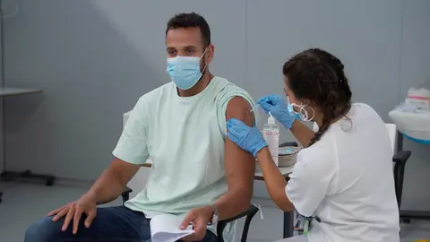 Un joven recibe la primera dosis de la vacuna Pfizer en el Hospital Zendal el d&iacute;a que comienza la vacunaci&oacute;n a j&oacute;venes madrile&ntilde;os a partir de 16 a&ntilde;os, a 13 de julio de 2021, en Madrid (Espa&ntilde;a).