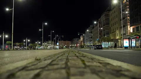 Archivo - Calle Castelar de Santander vac&iacute;a de gente