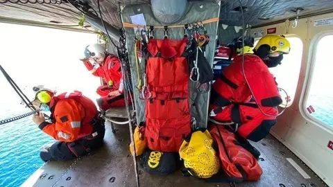 Labores b&uacute;squeda tripulante del 'Maremi' desaparecido al volcar la embarcaci&oacute;n santo&ntilde;esa al norte de Cabo Mayor
