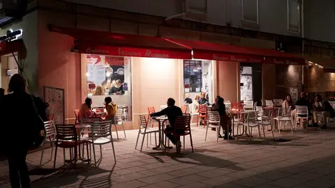 Varias personas en una terraza de Santander, antes de su cierre 