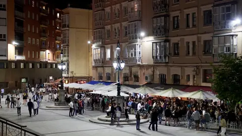 Ambiente en una calle de bares de Santander, antes de su cierre