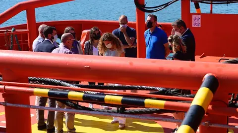 Autoridades se re&uacute;nen en el buque 'Mar&iacute;a de Maetzu' de Salvamento Mar&iacute;timo con familiares del tripulante del 'Maremi' desaparecido al volcar este pesquero santo&ntilde;&eacute;s al norte de Cabo Mayor y hundirse despu&eacute;s