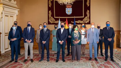 E presidente da Xunta, Alberto N&uacute;&ntilde;ez Feij&oacute;o, y el conselleiro de Presidencia, Xustiza e Turismo, Alfonso Rueda, en un encuentro con consejeros de Turismo de otras seis comunidades aut&oacute;nomas, entre ellos la consejera asturiana Berta Pi&ntilde;&aacute;n