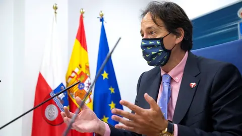 El consejero de Obras P&uacute;blicas, Ordenaci&oacute;n del Territorio y Urbanismo, Jos&eacute; Luis Gochicoa, presenta, en rueda de prensa, la orden de rehabilitaci&oacute;n de edificios p&uacute;blicos