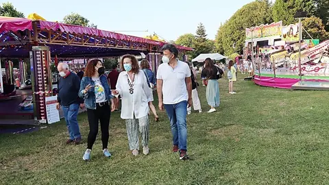 La alcaldesa de Comillas, Teresa Noceda (centro), recorre el recinto de las atracciones en las Fiestas del Cristo