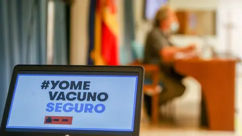 Una pantalla en la que se lee: `Yo me vacuno seguro&acute;, en una rueda de prensa para informar sobre la pandemia de Covid-19, a 12 de julio de 2021, en el Ministerio de Sanidad, Madrid, (Espa&ntilde;a).