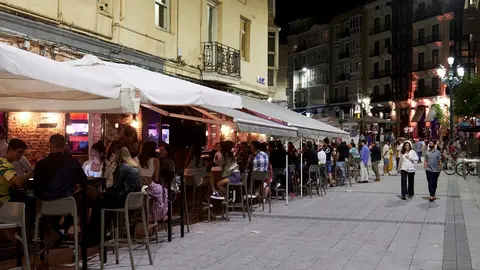 Ambiente en una calle de bares de Santander, antes de su cierre a medianoche, a 3 de julio de 2021, en Santander, Cantabria (Espa&ntilde;a).