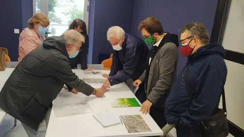 El portavoz regionalista con los vecinos de la Colonia del Mar