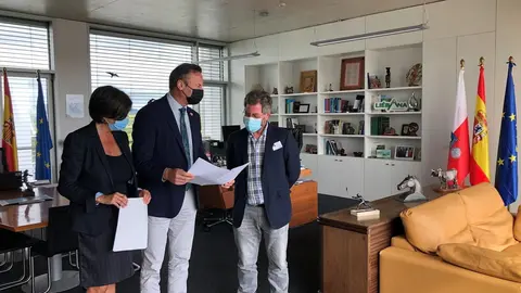 El consejero con el alcalde de Tresviso