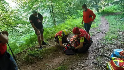 La mujer accidentada es atendida en el lugar