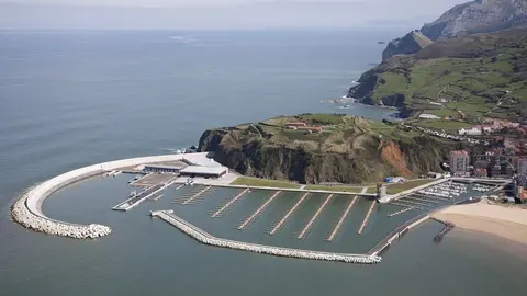 Archivo - Puerto dreportivo de Laredo