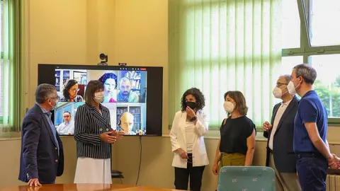 Reuni&oacute;n entre la consejera de Econom&iacute;a yr esponsables de la Universidad de Cantabria