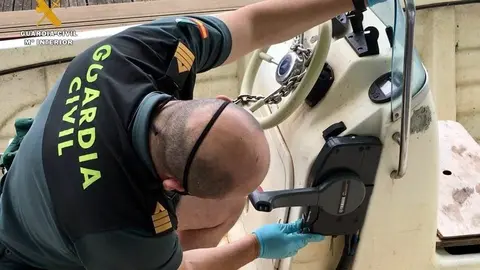 Un guardia en la embaraci&oacute;n