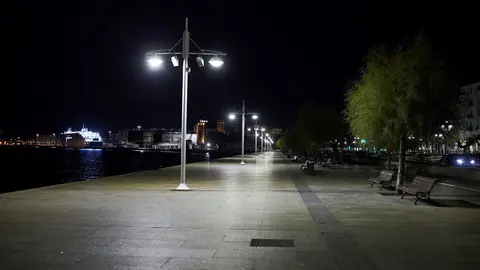 Archivo - Paseo mar&iacute;timo minutos antes de la segunda noche de toque de queda, en Santander, Cantabria (Espa&ntilde;a).- Archivo