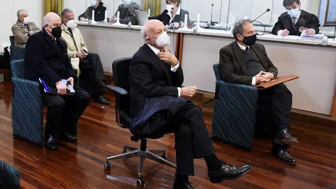 Archivo - El expresidente de Sniace Blas Mezquita (2a fila), y uno de los excomponentes de la direcci&oacute;n de la empresa Manuel Huerta (2d), durante el juicio por los vertidos que realiz&oacute; su empresa al r&iacute;o Saja-Besaya entre el a&ntilde;o 2008 y 2010