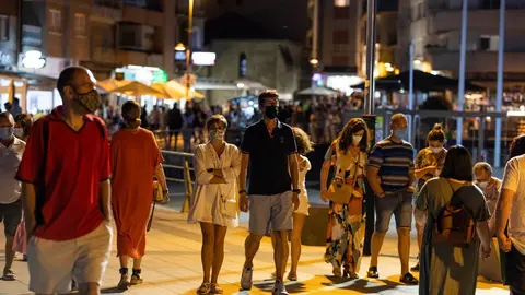 Una mujer muestra un certificado con sus vacunas contra el COVID-19 en regla para acceder a un local en Sanxenxo, pasadas las 01:00 horas, a 17 de julio de 2021, en Pontevedra, Galicia (Espa&ntilde;a).