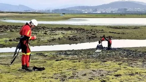 Rescate de la chica atrapada en el fango en Laredo