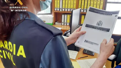 Agente de la Guardia Civil en la investigaci&oacute;n de insultos racistas