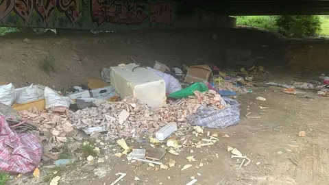 Vertedero bajo el puente de la autov&iacute;a