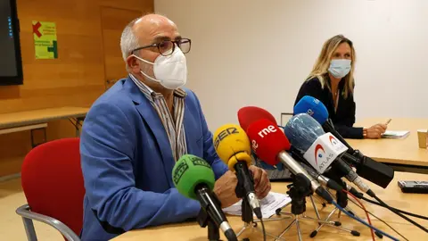 El Consejero De Sanidad, Miguel Rodr&iacute;guez, Y La Presidenta Del Colegio De Farmac&eacute;uticos De Cantabria, Rita De La Plaza