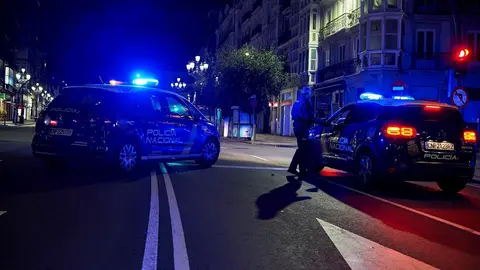 Archivo - Dos coches de Polic&iacute;a Nacional vigilan el cumplimiento del toque de queda en Cantabria