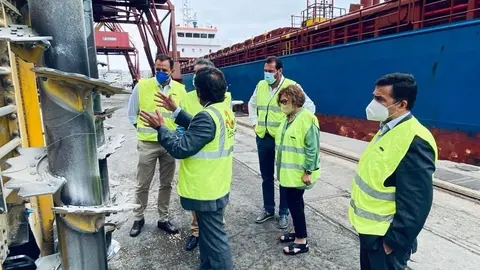 Puente y Ch&aacute;vez (C) en su visita al puerto de Santander.