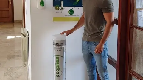 Uno de los contenedores de recogida de residuos de pilas y acumuladores port&aacute;tiles instalados en Hazas de Cesto