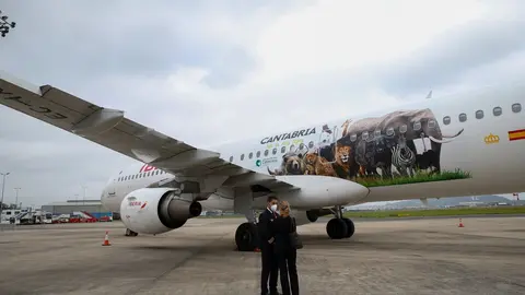 El avi&oacute;n de Iberia rotulado con la imagen de varios animales del Parque de Cab&aacute;rceno llega al aeropuerto Seve Ballesteros de Santander.