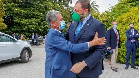 Los presidentes de Cantabria y Asturias, Miguel &Aacute;ngel Revilla (izquierda) y Adri&aacute;n Barb&oacute;n (derecha)