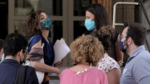 La ministra de Hacienda y Funci&oacute;n P&uacute;blica, Mar&iacute;a Jes&uacute;s Montero (i) a su salida de una sesi&oacute;n plenaria en las inmediaciones del Congreso