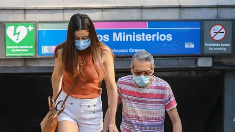 Varias personas salen del metro en las inmediaciones de Nuevos Ministerios, a 28 de junio de 2021, en Madrid, (Espa&ntilde;a).
