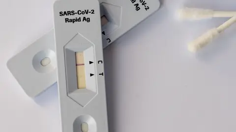 L'Hospitalet de Llobregat (Barcelona) hace desde este lunes test de ant&iacute;genos gratuitos en 19 farmacias de la ciudad a profesionales y participantes del ocio educativo de verano