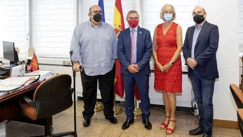 La consejera de Educaci&oacute;n y FP, Marina Lomb&oacute;, y otros miembros de su departamento, reciben al alcalde de Santa Cruz de Bezana, Alberto Garc&iacute;a
