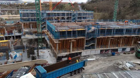 Archivo - Obras de construcci&oacute;n de viviendas, imagen de archivo.