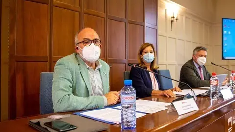 Rodr&iacute;guez, Grac&iacute;a de los Salmones y Garc&iacute;a Blanco, durante la inauguraci&oacute;n del encuentro en la UIMP.