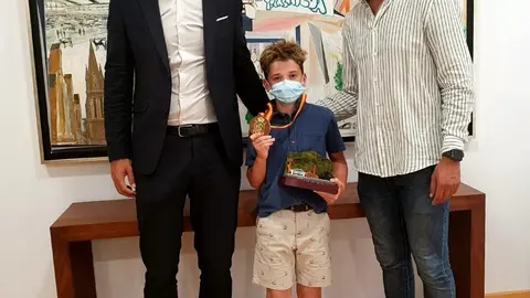 De izquierda a derecha: El alcalde de Torrelavega, Javier L&oacute;pez Estrada; el joven jinete Teo Pelayo, y el concejal de Deportes, Nacho Gonz&aacute;lez