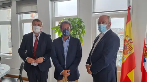 De izquierda a derecha: El director de Brittany Ferries en Santander, Roberto Castilla, el presidente de la Autoridad Portuaria de Santander Francisco Mart&iacute;n, y el CEO de Brittany Ferries, Christophe Mathieu