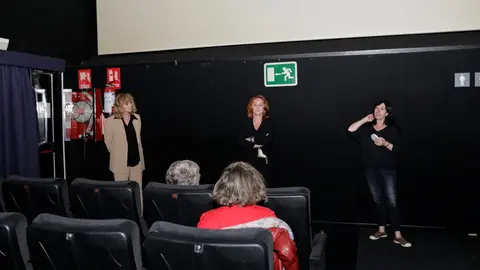Archivo - La actriz Emma Su&aacute;rez (i) y la cineasta Gracia Querejeta dentro de una sala de cine de los Cines Renoir Plaza de Espa&ntilde;a el d&iacute;a de su reapertura despu&eacute;s del cierre durante casi tres meses, desde que se decret&oacute; el estado de alarma el pasado 14 de 