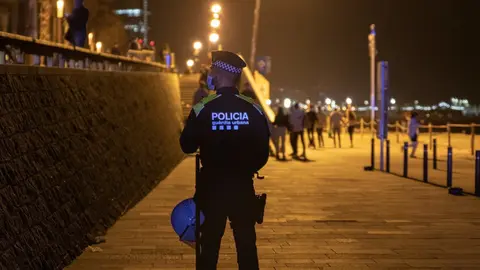 Archivo - Un agente de Polic&iacute;a vigila la playa de la Barceloneta durante el primer viernes sin toque de queda, a 14 de mayo de 2021, en Barcelona, Catalunya, (Espa&ntilde;a). Este es el primer viernes sin toque de queda donde se han vuelto a repetir las im&aacute;genes