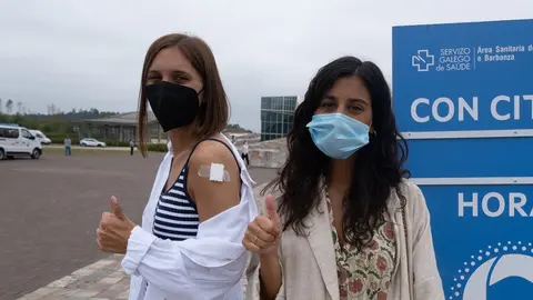 Dos  j&oacute;venes saludan tras ser vacunadas contra el Covid-19 en el complejo de Cidade da Cultura, a 22 de julio de 2021, en Santiago de Compostela, Galicia (Espa&ntilde;a).