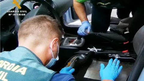 Agentes inspeccionan el doble fondo del veh&iacute;culo donde ocultaban la droga