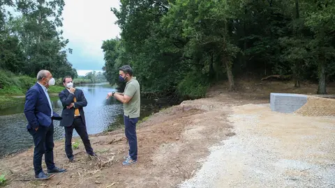 El consejero de Turismo y el alcalde de Ribamont&aacute;n al Monte en el embarcadero de la r&iacute;a de Cubas