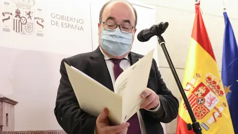 El ministro de Cultura y Deporte, Miquel Iceta, tras la XXIX Reuni&oacute;n del Pleno de la Conferencia Sectorial de Cultura, en el Claustro de los Jer&oacute;nimos del Museo Nacional del Prado.
