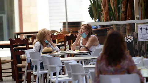 Archivo - Una persona fuma en una terraza. En M&aacute;laga, (Andaluc&iacute;a, Espa&ntilde;a), a 17 de agosto de 2020.