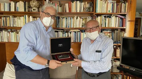 El presidente del Colegio de M&eacute;dicos de Cantabria, Javier Hern&aacute;ndez de Sande, entegando la placa a Manuel de la Sierra