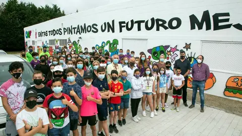 Los j&oacute;venes participantes de los cursos de verano del Centro de Formaci&oacute;n realizan un mural.