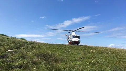 El helic&oacute;ptero del Gobierno de Cantabria realiza un rescate en los acantilados entre Suances y Tagle.