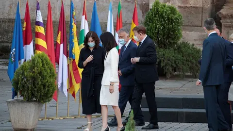 Archivo - Seguidas del presidente de Canarias, &Aacute;ngel V&iacute;ctor Torres y del de la Generalitat valenciana, Ximo Puig, la presidenta de la Comunidad de Madrid, Isabel D&iacute;az Ayuso conversa con la presidenta del Senado, Pilar Llop, tras hacerse  la foto de famili